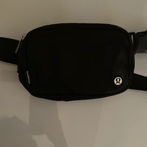 Lululemon black 1 liter belt bag